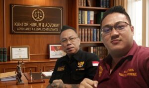 Doc. Ass.Adv. David Agus Winoto, C.PFW., C.MDF., C.JKJ., C.FTAX., Kadiv DPP FERADI WPI (kiri), bersama Ketua DPC FERADI WPI Kabupaten Cilacap, Ass.Adv. Jonathan GYB., C.PFW., C.MDF., C.JKJ., C.FTAX. (kanan), saat melakukan perjalanan ke Jakarta Selatan pada Jumat (26/6/2026) dalam rangka memberikan pendampingan hukum terkait penanganan perkara yang diduga melibatkan penyalahgunaan cek/giro perusahaan yang telah ditutup permanen senilai sekitar Rp1,5 miliar. Seluruh proses penanganan perkara dilakukan sesuai mekanisme hukum yang berlaku dengan tetap menjunjung tinggi asas praduga tak bersalah.