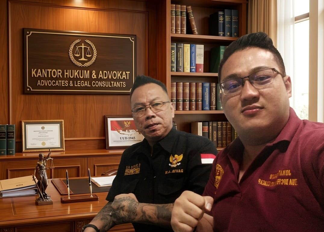 Doc. Ass.Adv. David Agus Winoto, C.PFW., C.MDF., C.JKJ., C.FTAX., Kadiv DPP FERADI WPI (kiri), bersama Ketua DPC FERADI WPI Kabupaten Cilacap, Ass.Adv. Jonathan GYB., C.PFW., C.MDF., C.JKJ., C.FTAX. (kanan), saat melakukan perjalanan ke Jakarta Selatan pada Jumat (26/6/2026) dalam rangka memberikan pendampingan hukum terkait penanganan perkara yang diduga melibatkan penyalahgunaan cek/giro perusahaan yang telah ditutup permanen senilai sekitar Rp1,5 miliar. Seluruh proses penanganan perkara dilakukan sesuai mekanisme hukum yang berlaku dengan tetap menjunjung tinggi asas praduga tak bersalah.