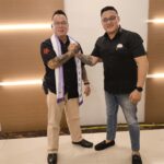 Doc. Ass.Adv. David Agus Winoto, C.PFW., C.MDF., C.JKJ., C.FTAX, Kadiv DPP FERADI WPI, bersama Ass.Adv. Jonathan GYB., C.PFW., C.MDF., C.JKJ., C.FTAX, Ketua DPC FERADI WPI Kabupaten Cilacap, saat melakukan pendampingan hukum dalam penanganan perkara dugaan penyalahgunaan tiga lembar cek senilai sekitar Rp1,5 miliar di DKI Jakarta. Keduanya menegaskan komitmen FERADI WPI untuk mengawal proses hukum secara profesional, objektif, dan tetap menjunjung tinggi asas praduga tak bersalah sesuai ketentuan peraturan perundang-undangan yang berlaku.
