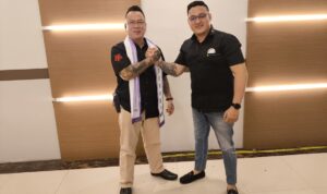 Doc. Ass.Adv. David Agus Winoto, C.PFW., C.MDF., C.JKJ., C.FTAX, Kadiv DPP FERADI WPI, bersama Ass.Adv. Jonathan GYB., C.PFW., C.MDF., C.JKJ., C.FTAX, Ketua DPC FERADI WPI Kabupaten Cilacap, saat melakukan pendampingan hukum dalam penanganan perkara dugaan penyalahgunaan tiga lembar cek senilai sekitar Rp1,5 miliar di DKI Jakarta. Keduanya menegaskan komitmen FERADI WPI untuk mengawal proses hukum secara profesional, objektif, dan tetap menjunjung tinggi asas praduga tak bersalah sesuai ketentuan peraturan perundang-undangan yang berlaku.