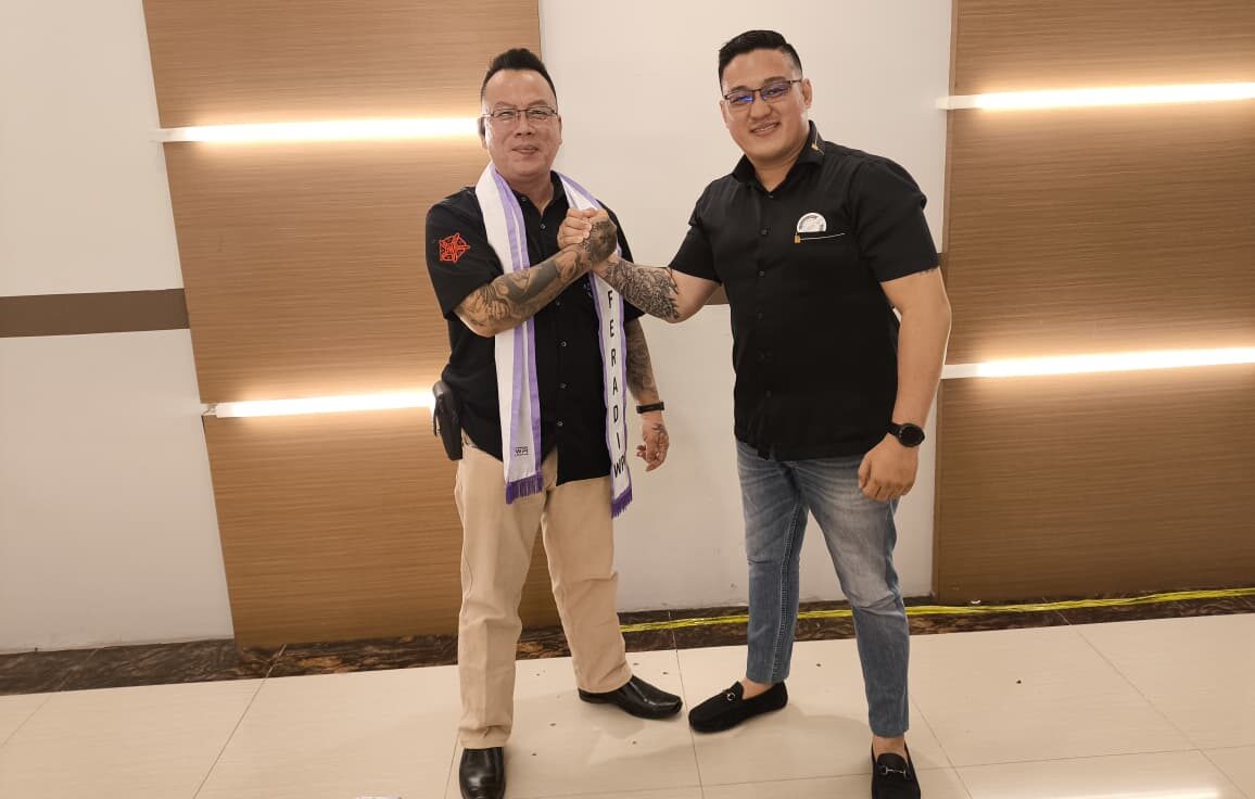 Doc. Ass.Adv. David Agus Winoto, C.PFW., C.MDF., C.JKJ., C.FTAX, Kadiv DPP FERADI WPI, bersama Ass.Adv. Jonathan GYB., C.PFW., C.MDF., C.JKJ., C.FTAX, Ketua DPC FERADI WPI Kabupaten Cilacap, saat melakukan pendampingan hukum dalam penanganan perkara dugaan penyalahgunaan tiga lembar cek senilai sekitar Rp1,5 miliar di DKI Jakarta. Keduanya menegaskan komitmen FERADI WPI untuk mengawal proses hukum secara profesional, objektif, dan tetap menjunjung tinggi asas praduga tak bersalah sesuai ketentuan peraturan perundang-undangan yang berlaku.