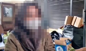 Doc. Salah seorang pelapor memberikan keterangan terkait dugaan pelecehan seksual verbal yang dilaporkan kepada Komisi I DPRD Kota Bekasi. Wajah pelapor disamarkan (blur) oleh redaksi untuk melindungi identitas, menjaga privasi, serta menghindari potensi intimidasi, stigma sosial, maupun dampak psikologis selama proses penanganan perkara masih berlangsung. Penyamaran identitas juga merupakan bagian dari penerapan prinsip perlindungan terhadap korban dan asas kehati-hatian dalam pemberitaan sesuai Kode Etik Jurnalistik.