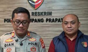 Doc. Petugas Polsek Mampang menunjukkan barang bukti hasil pengungkapan dugaan jaringan peredaran narkotika dalam konferensi pers di Jakarta Selatan, Jumat (26/6/2026). Dalam operasi yang berawal dari laporan masyarakat dan dilakukan pada Selasa (9/6/2026), polisi mengamankan empat terduga pelaku beserta barang bukti narkotika jenis sabu seberat sekitar 249,65 gram. Hingga kini, perkara masih dalam tahap penyidikan dan pengembangan untuk mengungkap jaringan yang diduga terlibat.