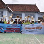 Doc. Perwakilan Badan Kerja Sama Gereja-Gereja Kabupaten Kebumen (BKSGK), Pelayanan Masyarakat GBI Haleluya Purwokerto, Pemerintah Desa Grujugan, tenaga kesehatan, serta masyarakat berfoto bersama usai pelaksanaan bakti sosial pengobatan gratis di GKJ Grujugan, Kecamatan Petanahan, Kabupaten Kebumen, Sabtu (27/6/2026). Kegiatan tersebut menghadirkan layanan pemeriksaan kesehatan, konsultasi medis, pemberian obat, dan edukasi kesehatan bagi warga setempat.