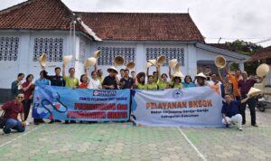 Doc. Perwakilan Badan Kerja Sama Gereja-Gereja Kabupaten Kebumen (BKSGK), Pelayanan Masyarakat GBI Haleluya Purwokerto, Pemerintah Desa Grujugan, tenaga kesehatan, serta masyarakat berfoto bersama usai pelaksanaan bakti sosial pengobatan gratis di GKJ Grujugan, Kecamatan Petanahan, Kabupaten Kebumen, Sabtu (27/6/2026). Kegiatan tersebut menghadirkan layanan pemeriksaan kesehatan, konsultasi medis, pemberian obat, dan edukasi kesehatan bagi warga setempat.