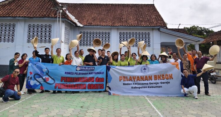 Doc. Perwakilan Badan Kerja Sama Gereja-Gereja Kabupaten Kebumen (BKSGK), Pelayanan Masyarakat GBI Haleluya Purwokerto, Pemerintah Desa Grujugan, tenaga kesehatan, serta masyarakat berfoto bersama usai pelaksanaan bakti sosial pengobatan gratis di GKJ Grujugan, Kecamatan Petanahan, Kabupaten Kebumen, Sabtu (27/6/2026). Kegiatan tersebut menghadirkan layanan pemeriksaan kesehatan, konsultasi medis, pemberian obat, dan edukasi kesehatan bagi warga setempat.