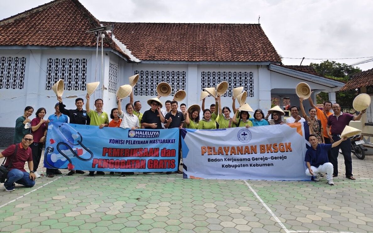Doc. Perwakilan Badan Kerja Sama Gereja-Gereja Kabupaten Kebumen (BKSGK), Pelayanan Masyarakat GBI Haleluya Purwokerto, Pemerintah Desa Grujugan, tenaga kesehatan, serta masyarakat berfoto bersama usai pelaksanaan bakti sosial pengobatan gratis di GKJ Grujugan, Kecamatan Petanahan, Kabupaten Kebumen, Sabtu (27/6/2026). Kegiatan tersebut menghadirkan layanan pemeriksaan kesehatan, konsultasi medis, pemberian obat, dan edukasi kesehatan bagi warga setempat.