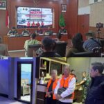 Doc. Tim Kejaksaan Negeri Barito Kuala menyampaikan perkembangan penanganan perkara dugaan tindak pidana korupsi pengelolaan keuangan PDAM Barito Kuala dalam konferensi pers di Barito Kuala. Kolase bawah: tersangka kasus dugaan korupsi pengelolaan keuangan PDAM Barito Kuala mengenakan rompi tahanan usai ditetapkan sebagai tersangka dan ditahan untuk kepentingan penyidikan. Perkara masih dalam proses penyidikan dan para tersangka tetap memperoleh hak atas asas praduga tak bersalah hingga adanya putusan pengadilan yang berkekuatan hukum tetap.