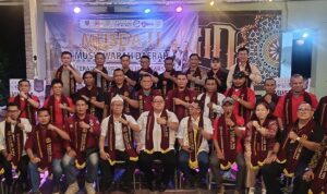 Doc. Foto Bersama: Ketua Umum O.A. FERADI WPI Adv. Donny Andretti, S.H., S.Kom., M.Kom., C.Md., C.PFW., C.MDF., C.JKJ., C.FTAX., berfoto bersama Ketua DPD FERADI WPI Jawa Barat H. Adang Bahrowi S., S.H., CH., CHT., C.PFW., C.MDF., C.JKJ., C.FTAX., jajaran pengurus DPP, DPD, DPC, PBH, advokat, paralegal, serta para peserta usai pelaksanaan Musyawarah Daerah (Musda) II DPD FERADI WPI Jawa Barat di Pakutandang, Kecamatan Ciparay, Kabupaten Bandung, Minggu (28/6/2026). Dokumentasi bersama tersebut menjadi penutup rangkaian kegiatan yang diisi dengan konsolidasi organisasi, reshuffle kepengurusan, penyerahan slempang, serta peluncuran Buku Pegangan Paralegal karya H. Adang Bahrowi S.