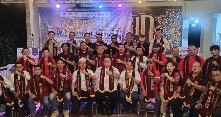Doc. Foto Bersama: Ketua Umum O.A. FERADI WPI Adv. Donny Andretti, S.H., S.Kom., M.Kom., C.Md., C.PFW., C.MDF., C.JKJ., C.FTAX., berfoto bersama Ketua DPD FERADI WPI Jawa Barat H. Adang Bahrowi S., S.H., CH., CHT., C.PFW., C.MDF., C.JKJ., C.FTAX., jajaran pengurus DPP, DPD, DPC, PBH, advokat, paralegal, serta para peserta usai pelaksanaan Musyawarah Daerah (Musda) II DPD FERADI WPI Jawa Barat di Pakutandang, Kecamatan Ciparay, Kabupaten Bandung, Minggu (28/6/2026). Dokumentasi bersama tersebut menjadi penutup rangkaian kegiatan yang diisi dengan konsolidasi organisasi, reshuffle kepengurusan, penyerahan slempang, serta peluncuran Buku Pegangan Paralegal karya H. Adang Bahrowi S.