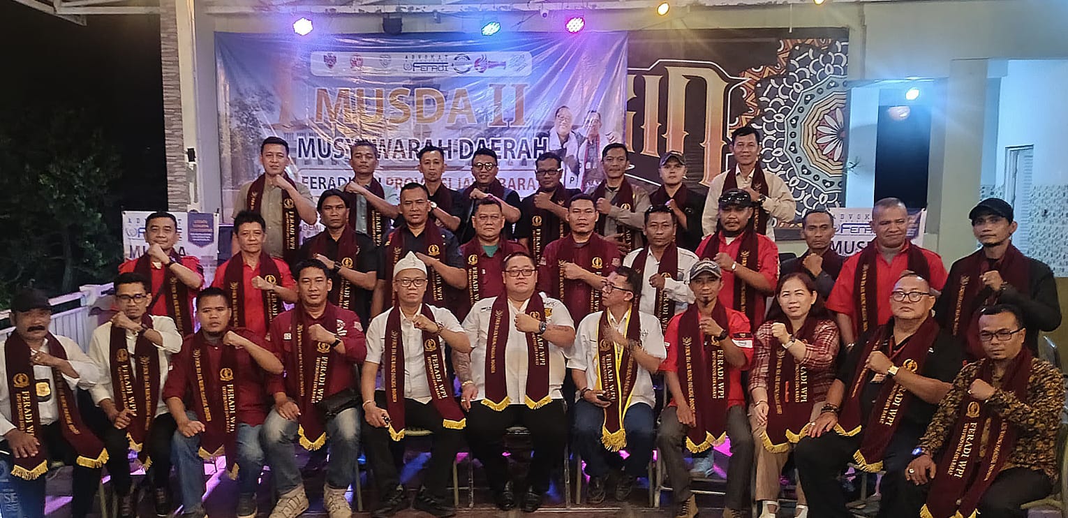 Doc. Foto Bersama: Ketua Umum O.A. FERADI WPI Adv. Donny Andretti, S.H., S.Kom., M.Kom., C.Md., C.PFW., C.MDF., C.JKJ., C.FTAX., berfoto bersama Ketua DPD FERADI WPI Jawa Barat H. Adang Bahrowi S., S.H., CH., CHT., C.PFW., C.MDF., C.JKJ., C.FTAX., jajaran pengurus DPP, DPD, DPC, PBH, advokat, paralegal, serta para peserta usai pelaksanaan Musyawarah Daerah (Musda) II DPD FERADI WPI Jawa Barat di Pakutandang, Kecamatan Ciparay, Kabupaten Bandung, Minggu (28/6/2026). Dokumentasi bersama tersebut menjadi penutup rangkaian kegiatan yang diisi dengan konsolidasi organisasi, reshuffle kepengurusan, penyerahan slempang, serta peluncuran Buku Pegangan Paralegal karya H. Adang Bahrowi S.