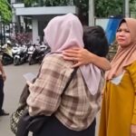 Doc. Korban berinisial AL (26) bertemu dan dipeluk orang tuanya usai diduga menjadi korban penyekapan dan penganiayaan di wilayah Kebayoran Lama, Jakarta Selatan. Pertemuan tersebut berlangsung setelah korban berhasil ditemukan dan dievakuasi menyusul laporan keluarga kepada Polres Metro Jakarta Selatan.