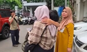 Doc. Korban berinisial AL (26) bertemu dan dipeluk orang tuanya usai diduga menjadi korban penyekapan dan penganiayaan di wilayah Kebayoran Lama, Jakarta Selatan. Pertemuan tersebut berlangsung setelah korban berhasil ditemukan dan dievakuasi menyusul laporan keluarga kepada Polres Metro Jakarta Selatan.