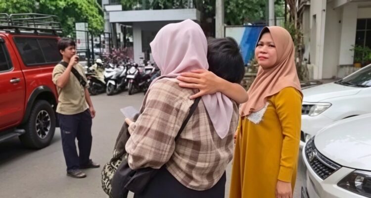 Doc. Korban berinisial AL (26) bertemu dan dipeluk orang tuanya usai diduga menjadi korban penyekapan dan penganiayaan di wilayah Kebayoran Lama, Jakarta Selatan. Pertemuan tersebut berlangsung setelah korban berhasil ditemukan dan dievakuasi menyusul laporan keluarga kepada Polres Metro Jakarta Selatan.