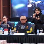 Doc. Petugas Direktorat Tindak Pidana Umum (Dittipidum) Bareskrim Polri memberikan keterangan kepada awak media dalam konferensi pers, Jumat (26/6/2026) terkait pengungkapan dugaan sindikat judi daring lintas negara di Jakarta Barat. Sejumlah barang bukti hasil penyitaan, termasuk uang tunai, mata uang asing, perangkat elektronik, dan dokumen, diperlihatkan di hadapan peserta konferensi pers sebagai bagian dari proses penyidikan.