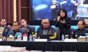 Doc. Petugas Direktorat Tindak Pidana Umum (Dittipidum) Bareskrim Polri memberikan keterangan kepada awak media dalam konferensi pers, Jumat (26/6/2026) terkait pengungkapan dugaan sindikat judi daring lintas negara di Jakarta Barat. Sejumlah barang bukti hasil penyitaan, termasuk uang tunai, mata uang asing, perangkat elektronik, dan dokumen, diperlihatkan di hadapan peserta konferensi pers sebagai bagian dari proses penyidikan.