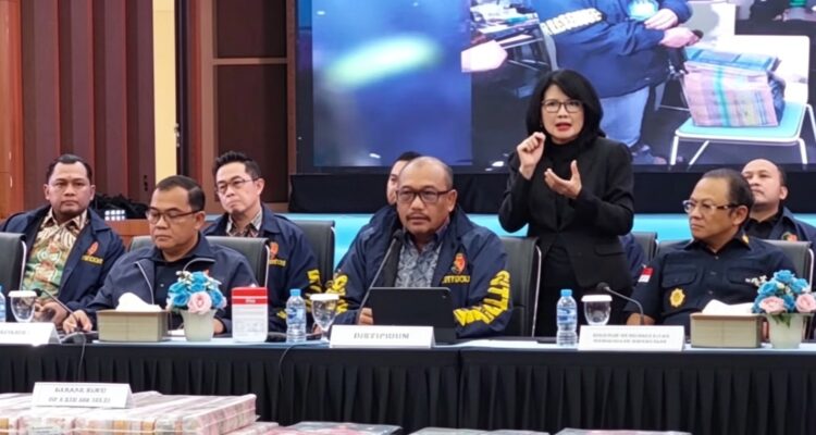 Doc. Petugas Direktorat Tindak Pidana Umum (Dittipidum) Bareskrim Polri memberikan keterangan kepada awak media dalam konferensi pers, Jumat (26/6/2026) terkait pengungkapan dugaan sindikat judi daring lintas negara di Jakarta Barat. Sejumlah barang bukti hasil penyitaan, termasuk uang tunai, mata uang asing, perangkat elektronik, dan dokumen, diperlihatkan di hadapan peserta konferensi pers sebagai bagian dari proses penyidikan.