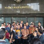 Doc. Dharma Pongrekun menyampaikan keterangan kepada awak media dalam agenda jumpa pers menjelang pembacaan putusan Mahkamah Konstitusi atas perkara uji materi Undang-Undang Nomor 17 Tahun 2023 tentang Kesehatan di Jakarta. Dalam kesempatan tersebut, sejumlah tim FERADI WPI turut mendampingi sebagai bentuk dukungan dan pemantauan terhadap proses persidangan yang akan berlangsung di Mahkamah Konstitusi.