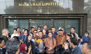 Doc. Dharma Pongrekun menyampaikan keterangan kepada awak media dalam agenda jumpa pers menjelang pembacaan putusan Mahkamah Konstitusi atas perkara uji materi Undang-Undang Nomor 17 Tahun 2023 tentang Kesehatan di Jakarta. Dalam kesempatan tersebut, sejumlah tim FERADI WPI turut mendampingi sebagai bentuk dukungan dan pemantauan terhadap proses persidangan yang akan berlangsung di Mahkamah Konstitusi.
