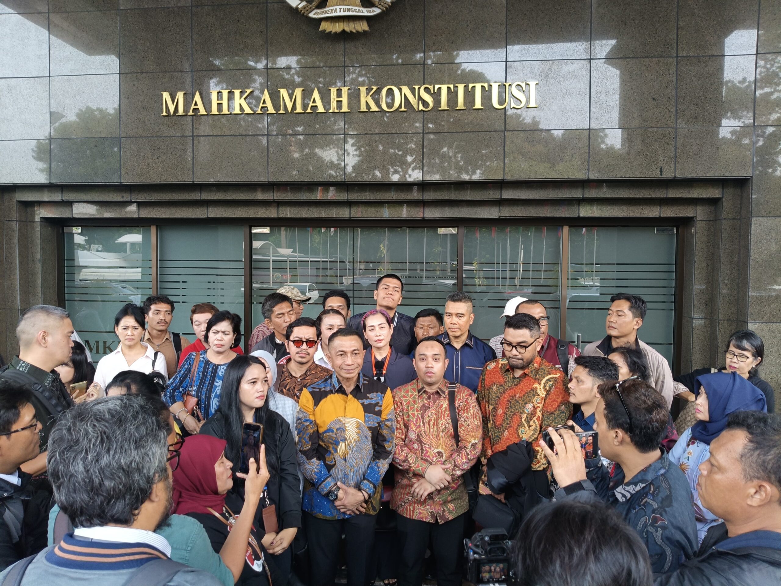 Doc. Dharma Pongrekun menyampaikan keterangan kepada awak media dalam agenda jumpa pers menjelang pembacaan putusan Mahkamah Konstitusi atas perkara uji materi Undang-Undang Nomor 17 Tahun 2023 tentang Kesehatan di Jakarta. Dalam kesempatan tersebut, sejumlah tim FERADI WPI turut mendampingi sebagai bentuk dukungan dan pemantauan terhadap proses persidangan yang akan berlangsung di Mahkamah Konstitusi.