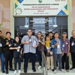 Doc. Tim kuasa hukum FERADI WPI berfoto bersama di depan Pengadilan Negeri Semarang usai mengikuti agenda persidangan gugatan pembatalan lelang yang diajukan oleh pihak penggugat.