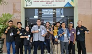 Doc. Tim kuasa hukum FERADI WPI berfoto bersama di depan Pengadilan Negeri Semarang usai mengikuti agenda persidangan gugatan pembatalan lelang yang diajukan oleh pihak penggugat.