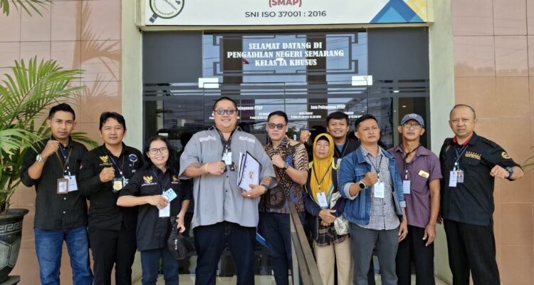 Doc. Tim kuasa hukum FERADI WPI berfoto bersama di depan Pengadilan Negeri Semarang usai mengikuti agenda persidangan gugatan pembatalan lelang yang diajukan oleh pihak penggugat.