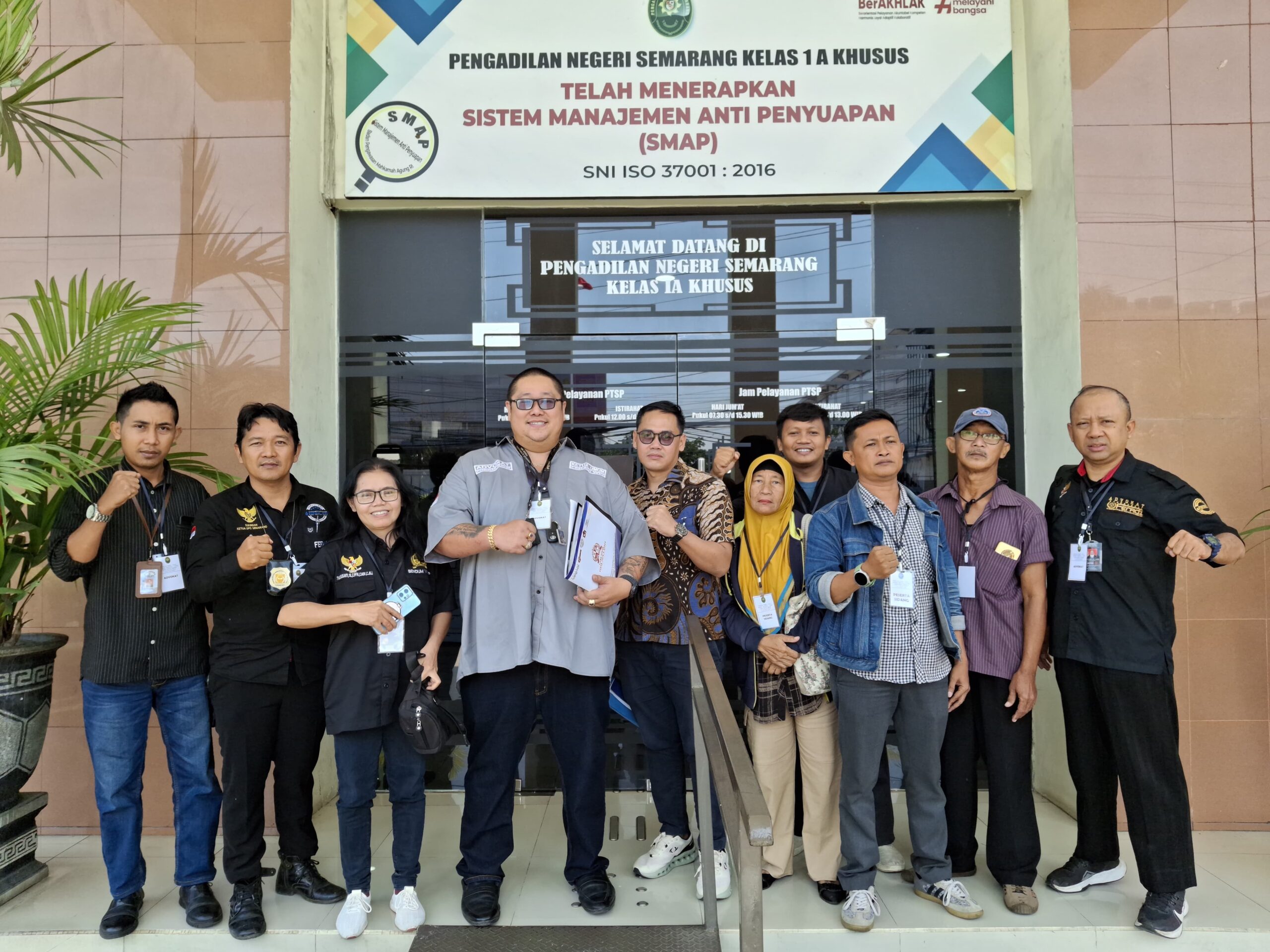Doc. Tim kuasa hukum FERADI WPI berfoto bersama di depan Pengadilan Negeri Semarang usai mengikuti agenda persidangan gugatan pembatalan lelang yang diajukan oleh pihak penggugat.
