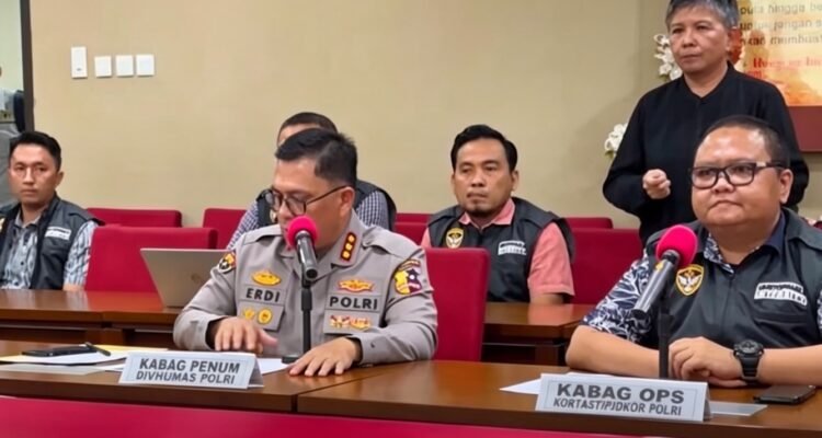 Doc. Penyidik Korps Pemberantasan Tindak Pidana Korupsi (Kortas Tipikor) Polri menyampaikan perkembangan penanganan kasus dugaan korupsi jual beli BBM non-tunai antara PT Pertamina Patra Niaga dan PT Asmin Koalindo Tuhup dalam konferensi pers di Jakarta.