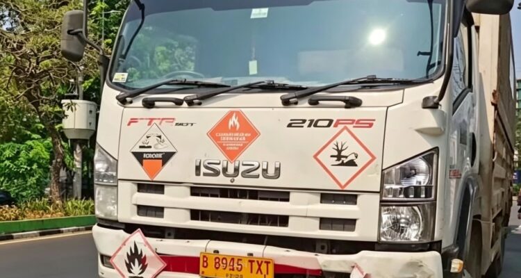 Doc. Truk boks yang terlibat dalam kecelakaan lalu lintas di persimpangan Unisma, Jalan Cut Meutia, Bekasi Timur, diamankan di lokasi kejadian. Kendaraan tersebut menjadi bagian dari barang bukti yang diperiksa penyidik untuk mengungkap penyebab pasti kecelakaan.