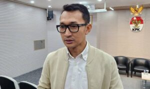 Doc. Juru Bicara Komisi Pemberantasan Korupsi (KPK), Budi Prasetyo, memberikan keterangan kepada awak media terkait perkembangan penanganan perkara dugaan korupsi di Kabupaten Kuantan Singingi, termasuk proses verifikasi laporan penolakan gratifikasi yang disampaikan Menteri Kehutanan Raja Juli Antoni. (Sumber Foto: KPK).