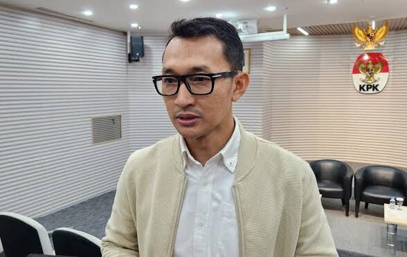Doc. Juru Bicara Komisi Pemberantasan Korupsi (KPK), Budi Prasetyo, memberikan keterangan kepada awak media terkait perkembangan penanganan perkara dugaan korupsi di Kabupaten Kuantan Singingi, termasuk proses verifikasi laporan penolakan gratifikasi yang disampaikan Menteri Kehutanan Raja Juli Antoni. (Sumber Foto: KPK).