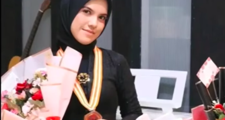 Doc. Nadira Az-Zahra saat mengikuti salah satu kegiatan di lingkungan kampus Telkom University. Mahasiswi semester dua asal Kecamatan Rancasari, Kota Bandung, itu dilaporkan hilang sejak Selasa, 30 Juni 2026, dan hingga kini masih dalam proses pencarian oleh keluarga bersama pihak kepolisian. (Foto: Dokumentasi keluarga)