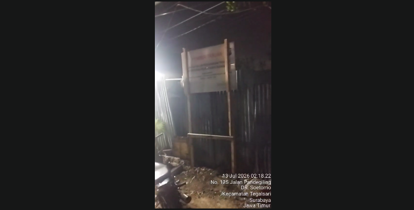 Doc. Salah satu banner maklumat kepemilikan masih terlihat terpasang di objek lahan Jalan Pandegiling Nomor 145, Kelurahan DR. Soetomo, Kecamatan Tegalsari, Surabaya, usai dilaporkan terjadi pencopotan sejumlah banner lainnya oleh orang tak dikenal (OTK) pada Senin dini hari (13/7/2026). Banner yang masih terpasang menjadi bagian dari pengamanan administratif terhadap objek lahan yang berada di bawah pengawasan pihak ahli waris melalui kuasa hukumnya.