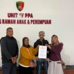 Doc. Tim pendamping hukum bersama keluarga para pihak menunjukkan dokumen terkait proses pendampingan hukum saat berada di kantor kepolisian di Kabupaten Garut.