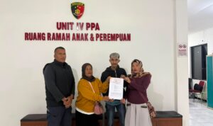 Doc. Tim pendamping hukum bersama keluarga para pihak menunjukkan dokumen terkait proses pendampingan hukum saat berada di kantor kepolisian di Kabupaten Garut.