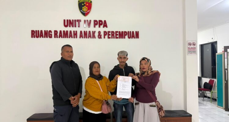 Doc. Tim pendamping hukum bersama keluarga para pihak menunjukkan dokumen terkait proses pendampingan hukum saat berada di kantor kepolisian di Kabupaten Garut.
