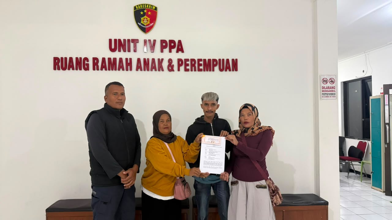 Doc. Tim pendamping hukum bersama keluarga para pihak menunjukkan dokumen terkait proses pendampingan hukum saat berada di kantor kepolisian di Kabupaten Garut.