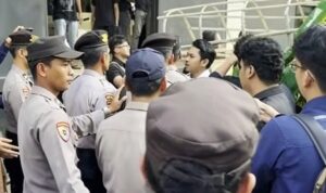 Doc. Aparat kepolisian melakukan penghadangan terhadap rombongan mahasiswa Universitas Indonesia (UI) di kawasan Halte ASEAN, Jakarta, Rabu (1/7/2026), saat massa aksi hendak melanjutkan demonstrasi menuju Mabes Polri.