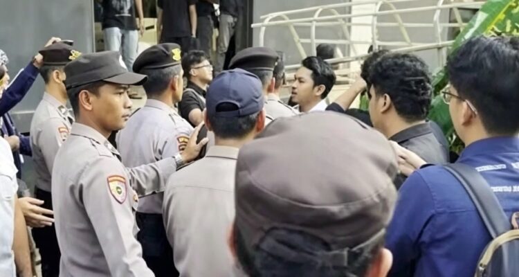 Doc. Aparat kepolisian melakukan penghadangan terhadap rombongan mahasiswa Universitas Indonesia (UI) di kawasan Halte ASEAN, Jakarta, Rabu (1/7/2026), saat massa aksi hendak melanjutkan demonstrasi menuju Mabes Polri.