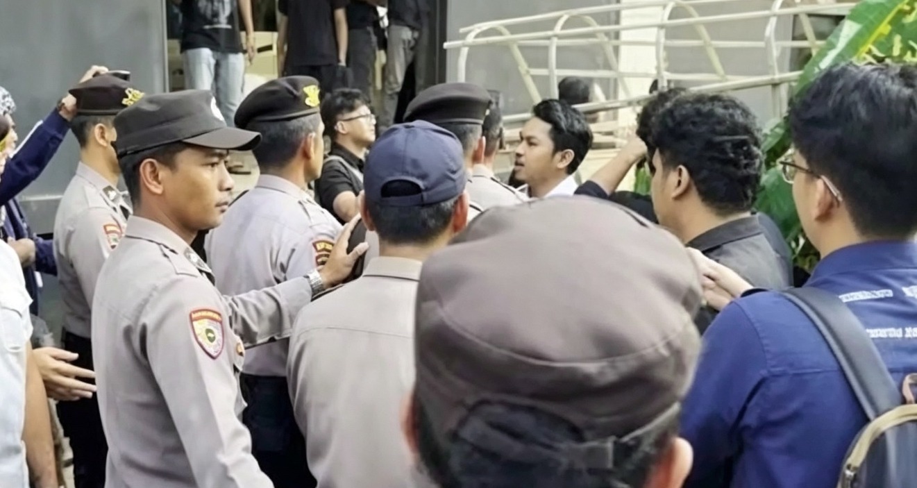 Doc. Aparat kepolisian melakukan penghadangan terhadap rombongan mahasiswa Universitas Indonesia (UI) di kawasan Halte ASEAN, Jakarta, Rabu (1/7/2026), saat massa aksi hendak melanjutkan demonstrasi menuju Mabes Polri.