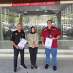 Doc. Tim Kuasa Hukum FERADI WPI bersama Firma Hukum Subur Jaya, Adv. Donny Andretti (kiri), Eko Affandy (tengah), dan pihak pelapor, berfoto di depan Kantor Ditreskrimum Polda Jawa Tengah sambil menunjukkan bundel dokumen yang berkaitan dengan proses pendampingan hukum dalam perkara dugaan pemalsuan surat dan/atau akta otentik yang tengah ditangani penyidik.