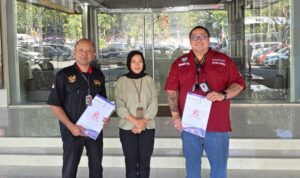 FERADI WPI dan Firma Hukum Subur Jaya Dampingi Penanganan Dugaan Pemalsuan Akta Otentik di Ditreskrimum Polda Jawa Tengah Doc. Tim Kuasa Hukum FERADI WPI bersama Firma Hukum Subur Jaya, Adv. Donny Andretti (kiri), Eko Affandy (tengah), dan pihak pelapor, berfoto di depan Kantor Ditreskrimum Polda Jawa Tengah sambil menunjukkan bundel dokumen yang berkaitan dengan proses pendampingan hukum dalam perkara dugaan pemalsuan surat dan/atau akta otentik yang tengah ditangani penyidik.