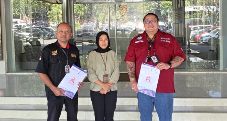 Doc. Tim Kuasa Hukum FERADI WPI bersama Firma Hukum Subur Jaya, Adv. Donny Andretti (kiri), Eko Affandy (tengah), dan pihak pelapor, berfoto di depan Kantor Ditreskrimum Polda Jawa Tengah sambil menunjukkan bundel dokumen yang berkaitan dengan proses pendampingan hukum dalam perkara dugaan pemalsuan surat dan/atau akta otentik yang tengah ditangani penyidik.