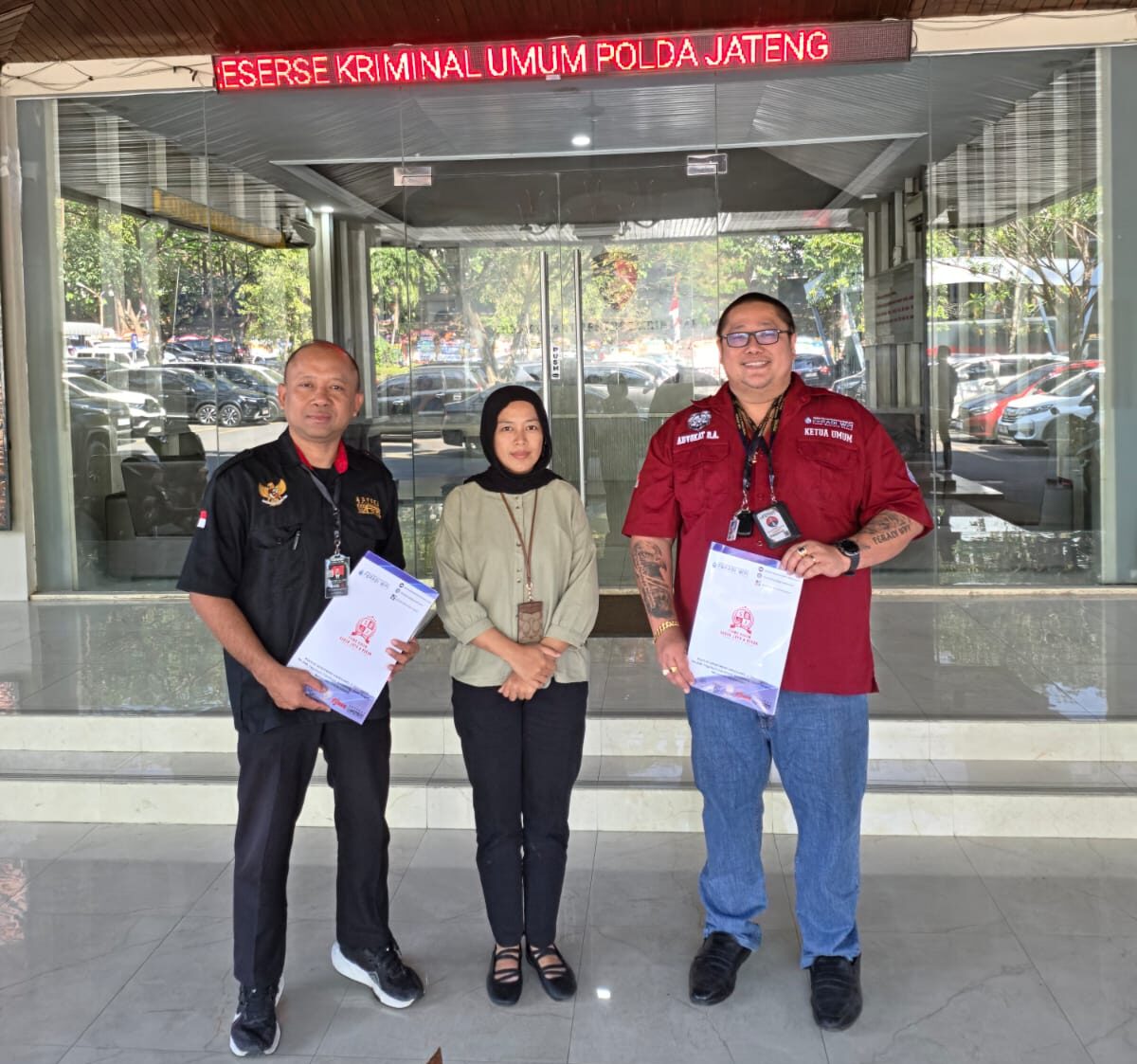 Doc. Tim Kuasa Hukum FERADI WPI bersama Firma Hukum Subur Jaya, Adv. Donny Andretti (kiri), Eko Affandy (tengah), dan pihak pelapor, berfoto di depan Kantor Ditreskrimum Polda Jawa Tengah sambil menunjukkan bundel dokumen yang berkaitan dengan proses pendampingan hukum dalam perkara dugaan pemalsuan surat dan/atau akta otentik yang tengah ditangani penyidik.