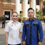 Doc. Harriani Bianca Daryana (kiri) dan David Agus Winoto ditunjuk oleh Ketua Umum FERADI WPI untuk mewakili organisasi mengikuti Sosialisasi Aplikasi Sistem Informasi Penyumpahan Advokat (SIPA) yang diselenggarakan di Pengadilan Tinggi Bandung.