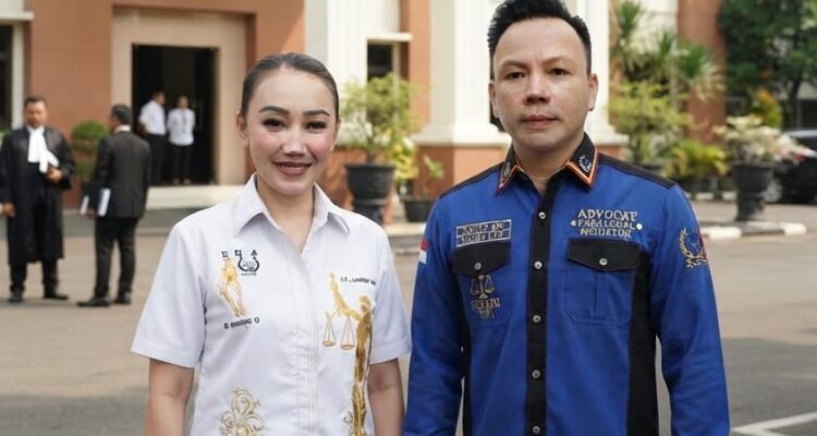 Doc. Harriani Bianca Daryana (kiri) dan David Agus Winoto ditunjuk oleh Ketua Umum FERADI WPI untuk mewakili organisasi mengikuti Sosialisasi Aplikasi Sistem Informasi Penyumpahan Advokat (SIPA) yang diselenggarakan di Pengadilan Tinggi Bandung.