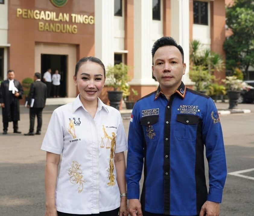 Doc. Harriani Bianca Daryana (kiri) dan David Agus Winoto ditunjuk oleh Ketua Umum FERADI WPI untuk mewakili organisasi mengikuti Sosialisasi Aplikasi Sistem Informasi Penyumpahan Advokat (SIPA) yang diselenggarakan di Pengadilan Tinggi Bandung.