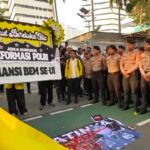 Doc. Sejumlah mahasiswa yang tergabung dalam Aliansi BEM UI membawa karangan bunga bertuliskan "Turut Berduka Cita Reformasi Polri – Aliansi BEM UI" saat menggelar aksi demonstrasi dalam rangka memperingati Hari Bhayangkara ke-79 di kawasan Jalan Trunojoyo, Jakarta Selatan, Rabu (1/7/2026).
