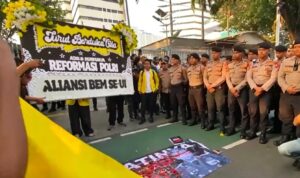Doc. Sejumlah mahasiswa yang tergabung dalam Aliansi BEM UI membawa karangan bunga bertuliskan "Turut Berduka Cita Reformasi Polri – Aliansi BEM UI" saat menggelar aksi demonstrasi dalam rangka memperingati Hari Bhayangkara ke-79 di kawasan Jalan Trunojoyo, Jakarta Selatan, Rabu (1/7/2026).